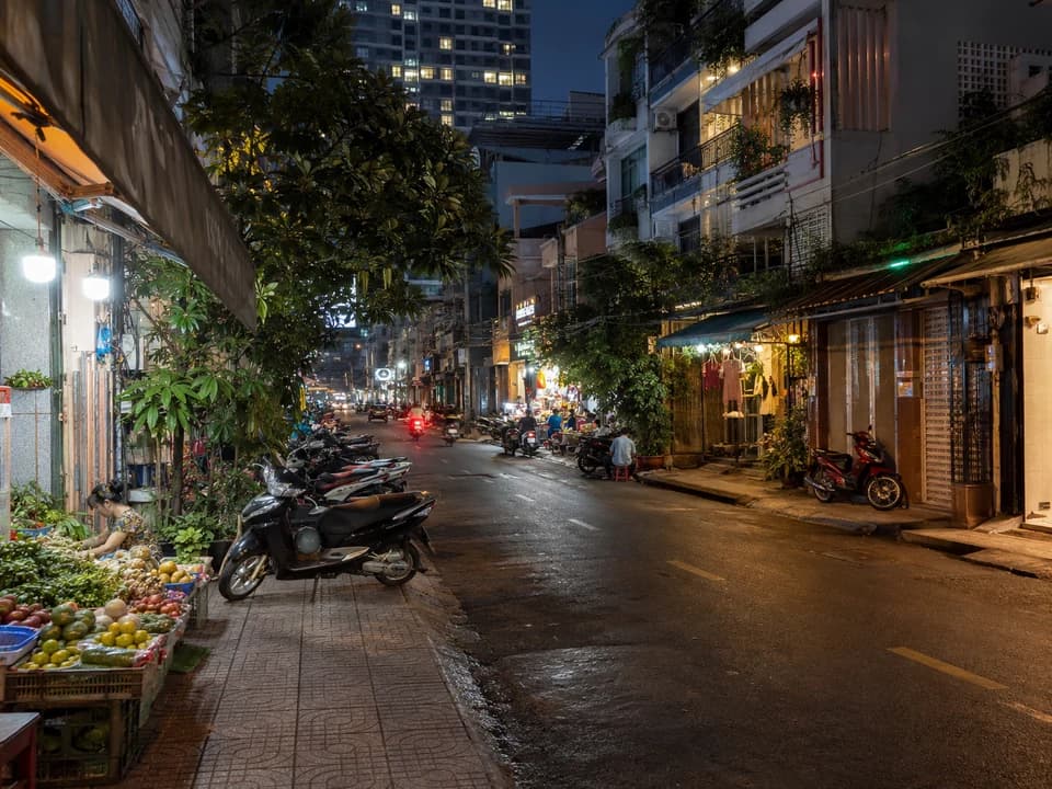 胡志明市晚间散步与街区灯光